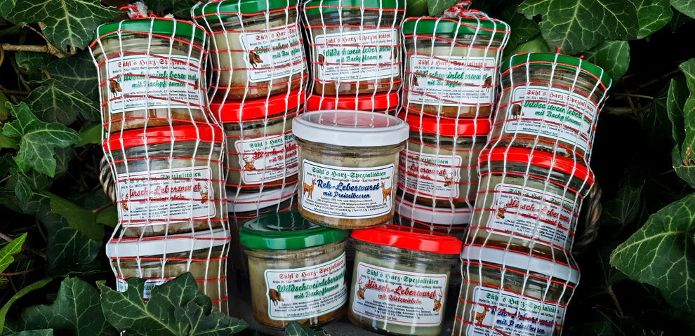 3er Türmchen Wildleberwurst aus dem Harz, drei Gläser Wildleberwurst übereinandergestapelt, rustikale Präsentation