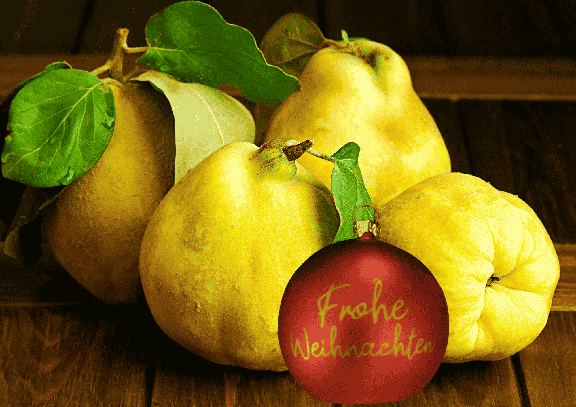 Goldgelbe Quitten in rustikalem Licht – Symbol für Handwerk, Wärme und den herbstlichen Genuss der Quedlinburger Senf-Manufaktur.