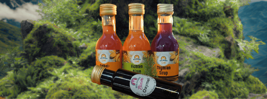 Handgemachter Oxymel und Kräutersirup aus eigener Herstellung in Glasflaschen