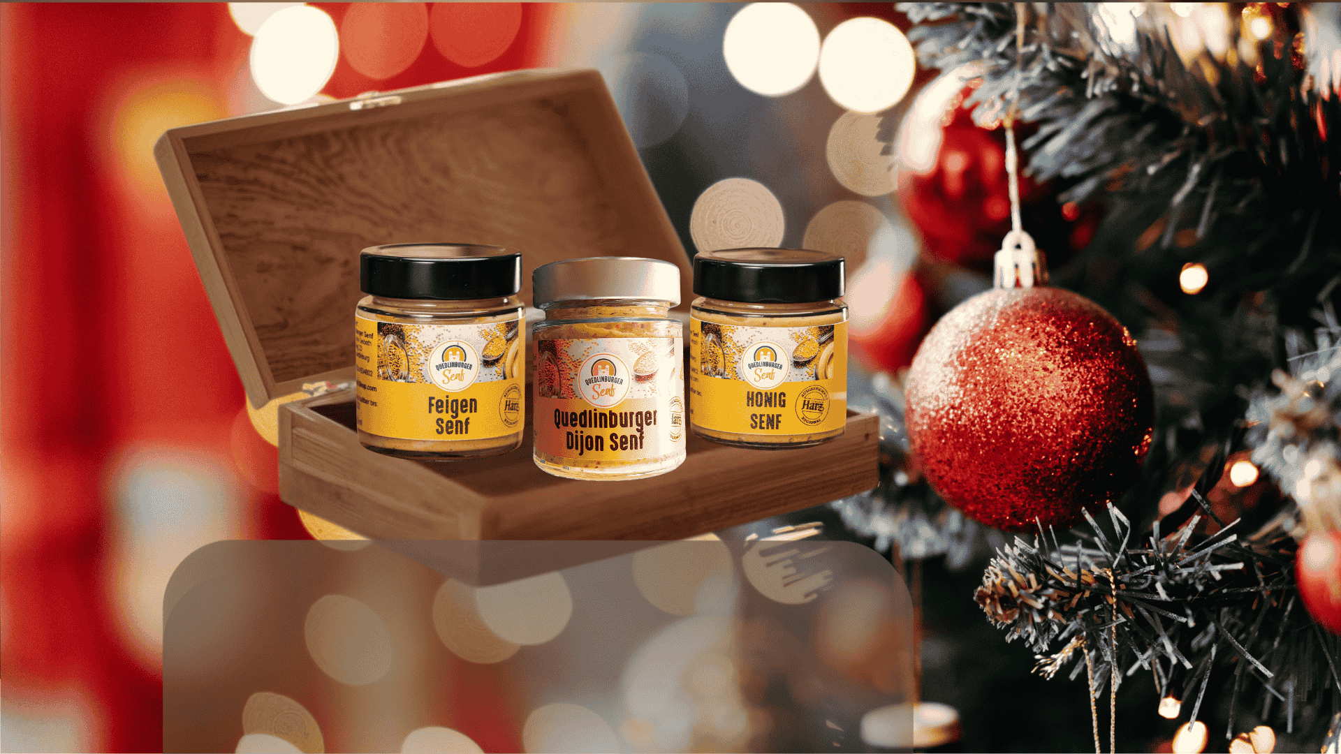 „Liebevoll gedeckter Frühstückstisch mit Holzkassette und drei Gläsern fruchtigem und süßem Senf, eingerahmt von Brot, Obst und warmem Morgenlicht – ideales Mama-Geschenk aus der Quedlinburger Senf-Manufaktur.“