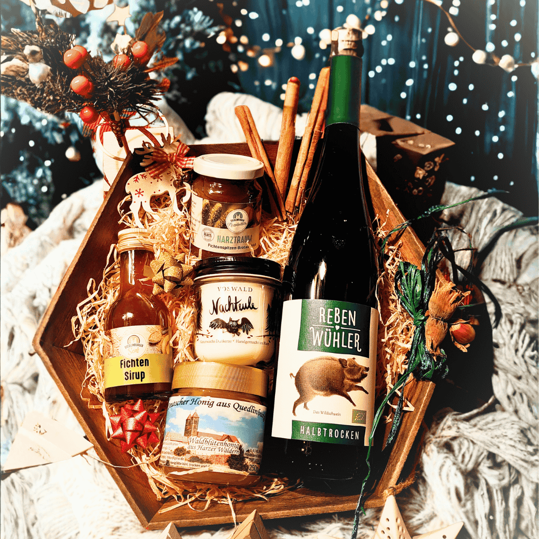 Regionale Weihnachtsgeschenke für Naturfreunde – Harzer Honig, Fichtensirup, Kräuter-Senf und Wein vom Kloster Pforta, nachhaltig verpackt.
