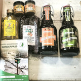 Inhalt der Harzer Wanderkiste: 2 Harzer Biere aus Altenau, 5x Hirschlandjäger, 2x Senfprobe aus unserer Manufaktur, 1x Brockenhexen-Flugbenzin, Harzer Wanderpass