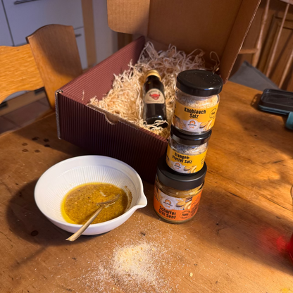 Marinade angerührt mit Knoblauch-Salz, Orangen-Pfeffer-Salz, Grill-Senf, Teufels-Öl wartet noch im Geschenkkarton