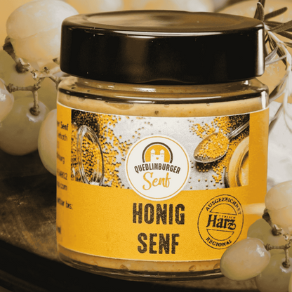 Honig-Senf mit Käse und Weintrauben