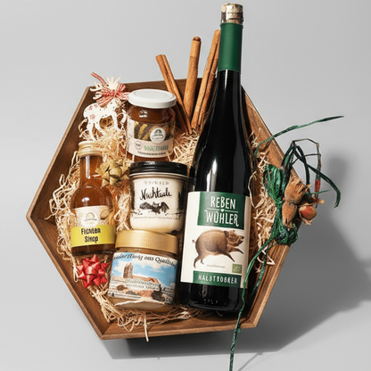 Regionale Weihnachtsgeschenke für Naturfreunde – Harzer Honig, Fichtensirup, Kräuter-Senf und Wein vom Kloster Pforta, nachhaltig verpackt.