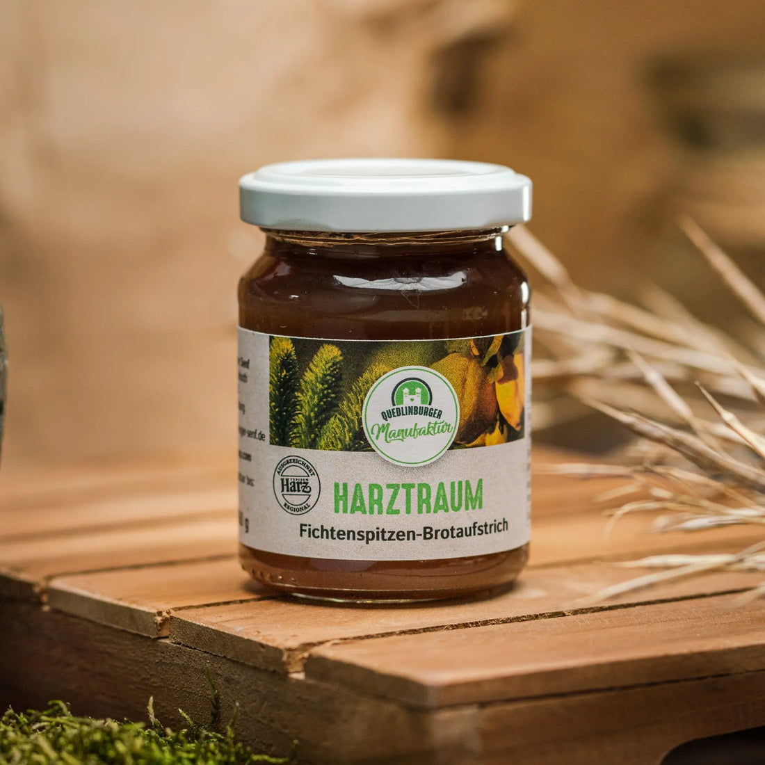 Fichtengelee „Harztraum“ – handgekochte Spezialität aus jungen Fichtenspitzen, gesammelt im Elm, hergestellt in der Manufaktur Demmel.