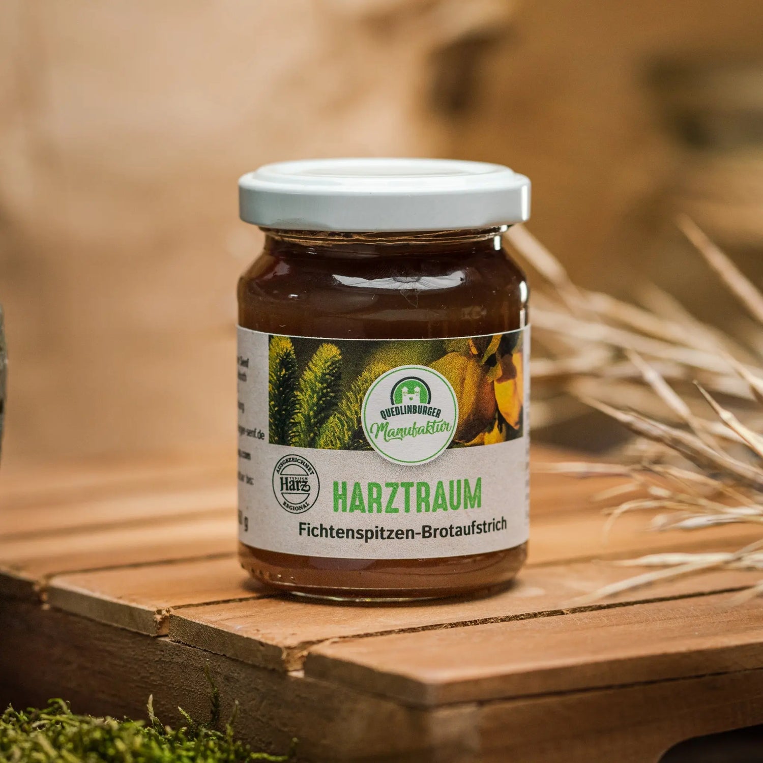 Fichtengelee „Harztraum“ – handgekochte Spezialität aus jungen Fichtenspitzen, gesammelt im Elm, hergestellt in der Manufaktur Demmel.