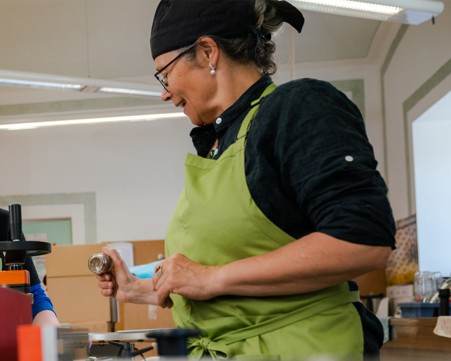 Simone beim Etikettieren