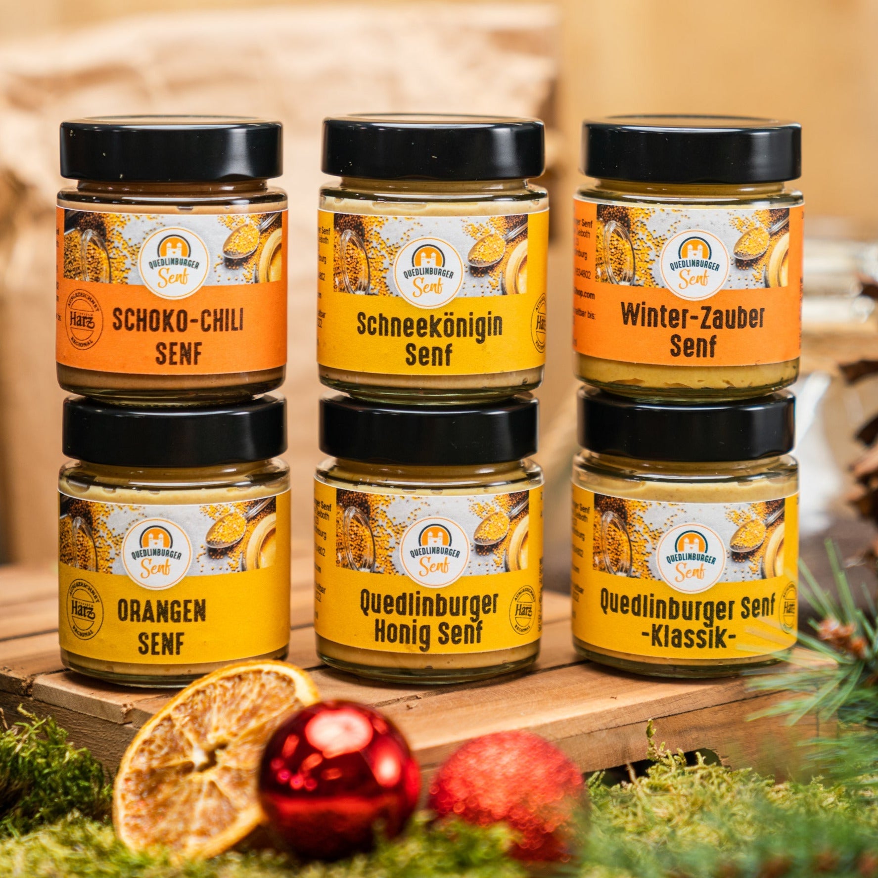 Weihnachts-Senf-Spezialitäten-Geschenk mit 6 Gläsern handgemachtem Senf – festlich verpackt, regional aus Quedlinburg.
